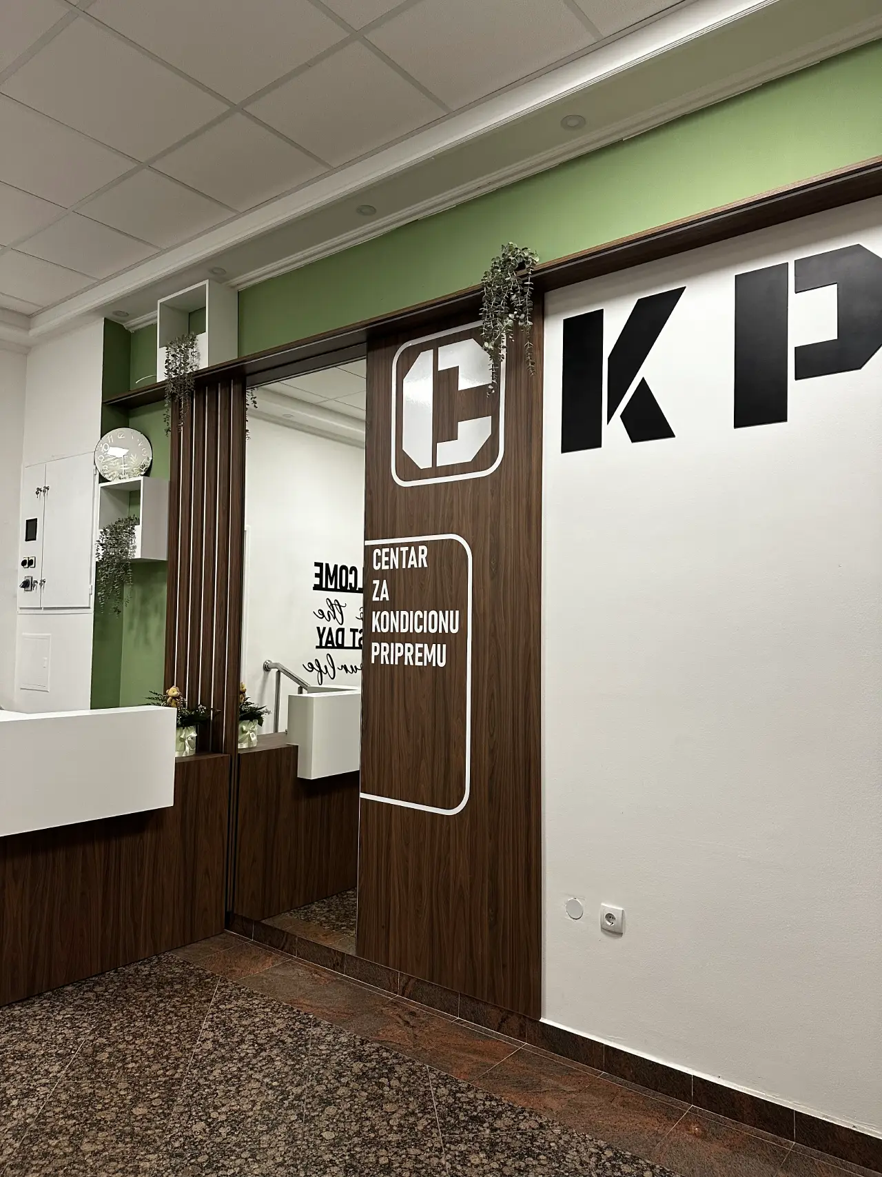Trener i klijent u teretani